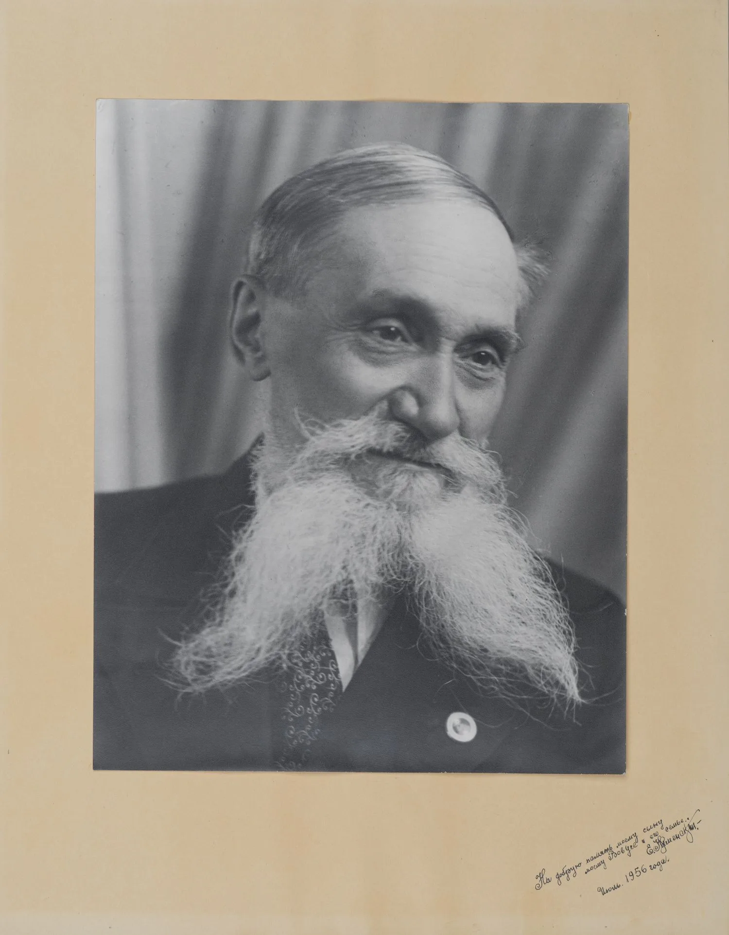 Крупноформатный фотопортрет Е. Каменского. Дарственная надпись. 1956.