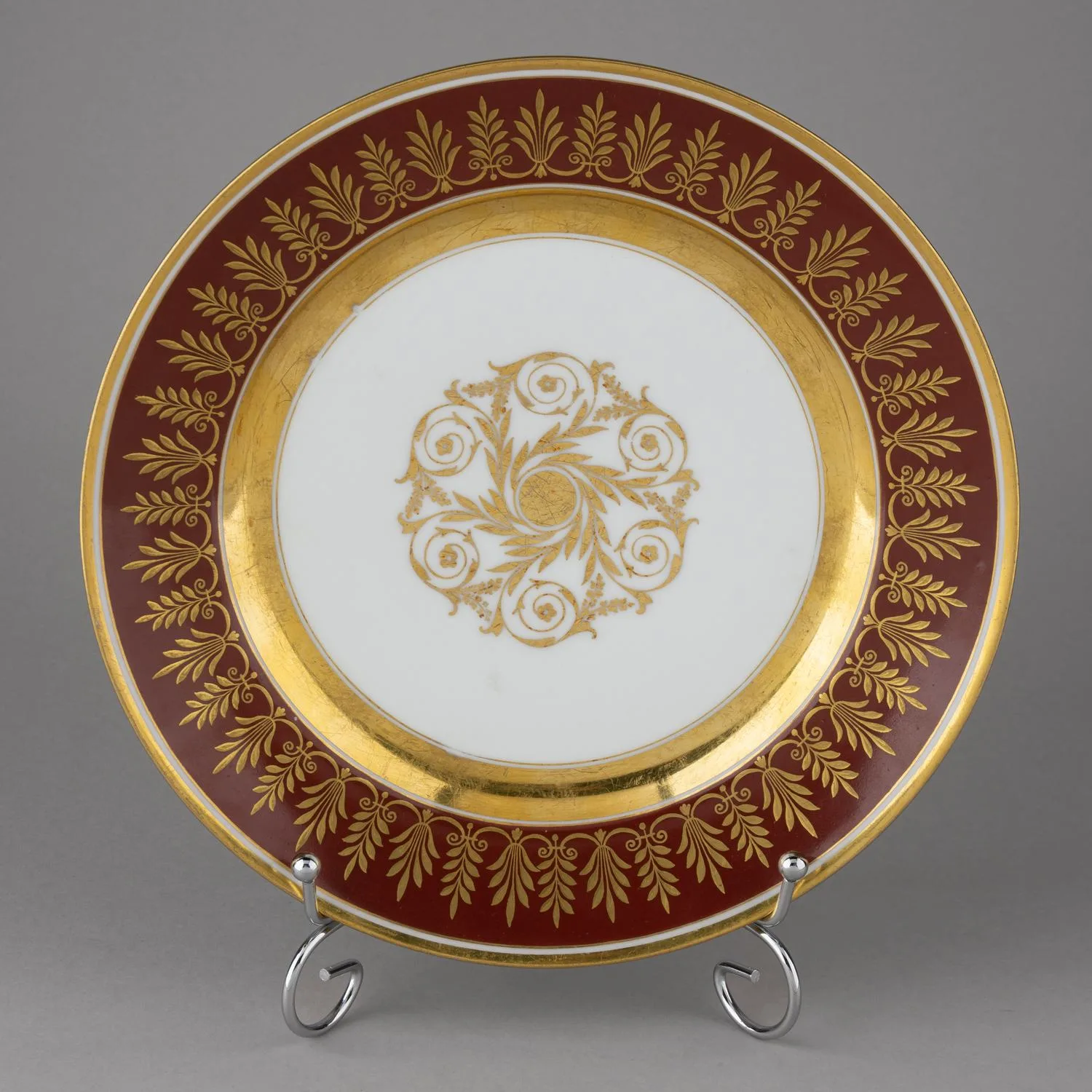 Тарелка из Гурьевского сервиза. Россия, Императорский фарфоровый завод. 1855–1881 годы.