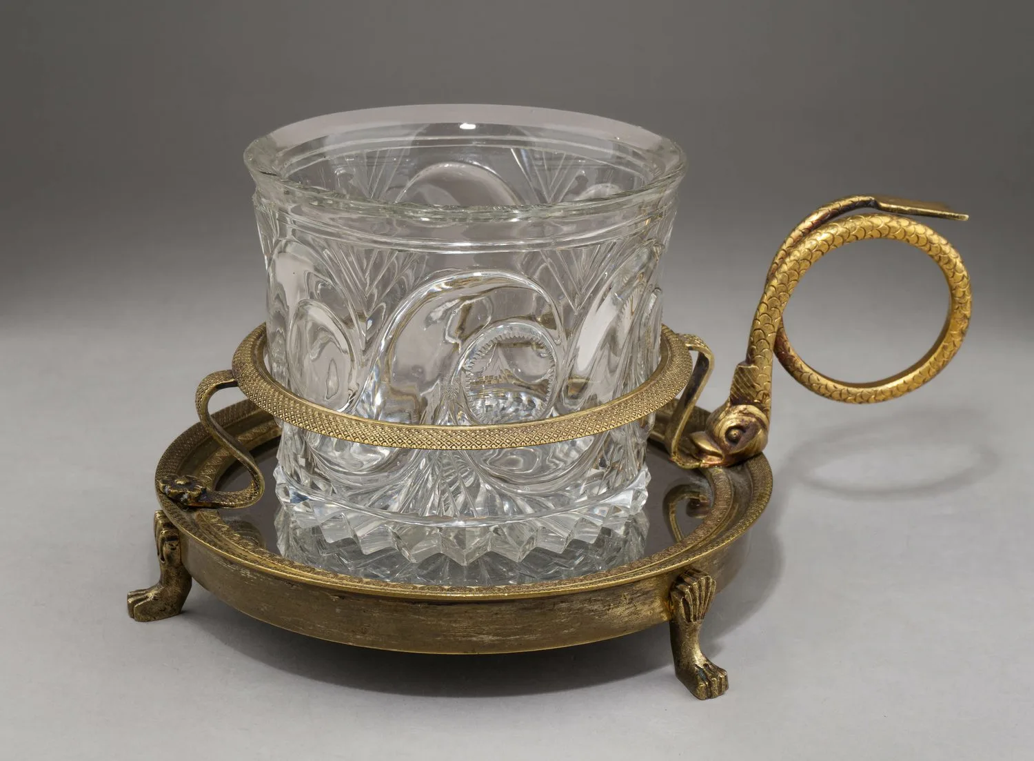 (Ампир) Подстаканник с ручкой "дельфином". Россия, 1820-30-е годы.
