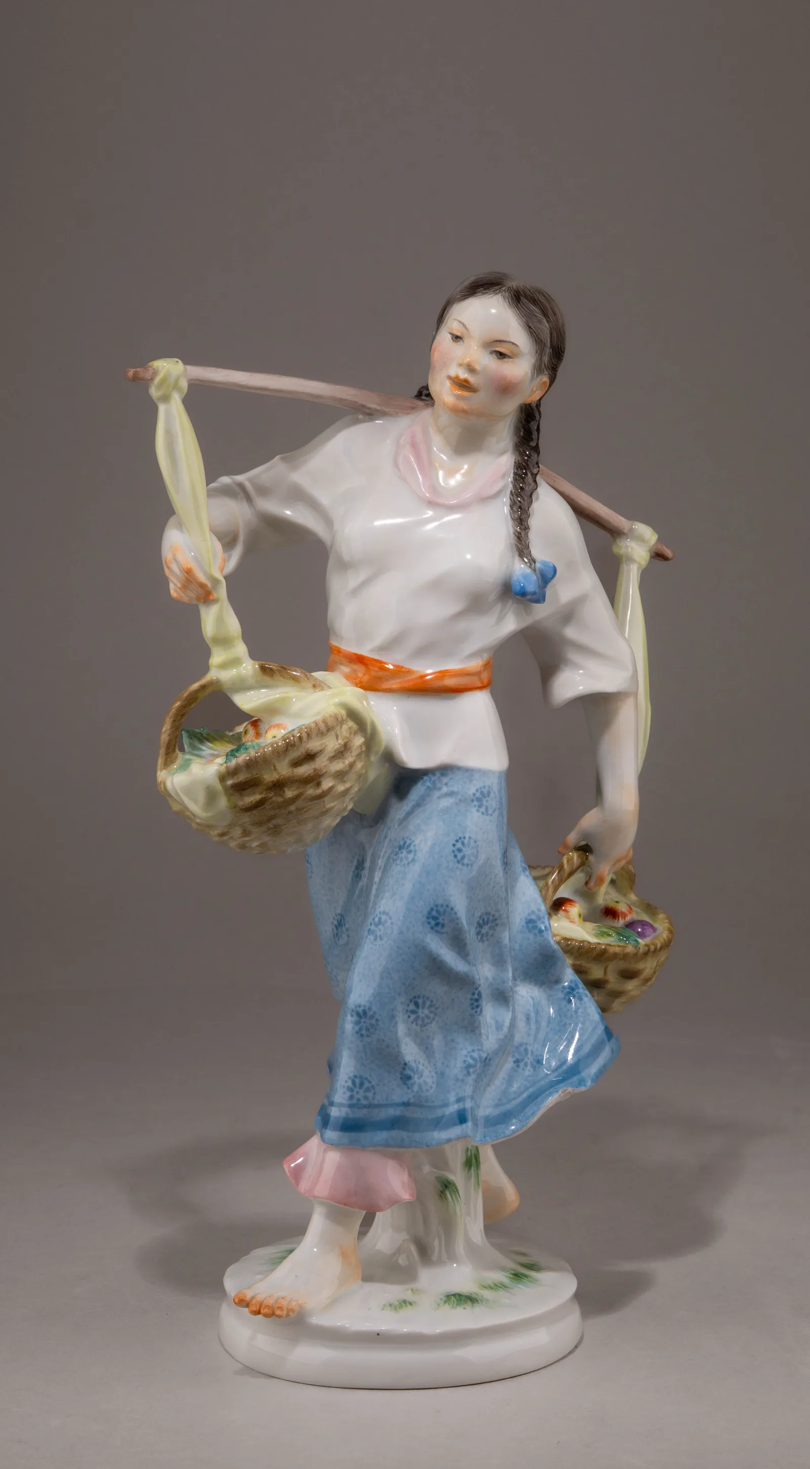 (Мейсен) Скульптура «Кореянка». Германия, мануфактура Мейсен (Meissen), по модели 1953 года Герхарда Бохманна (Gerhard Bochmann), 1956.