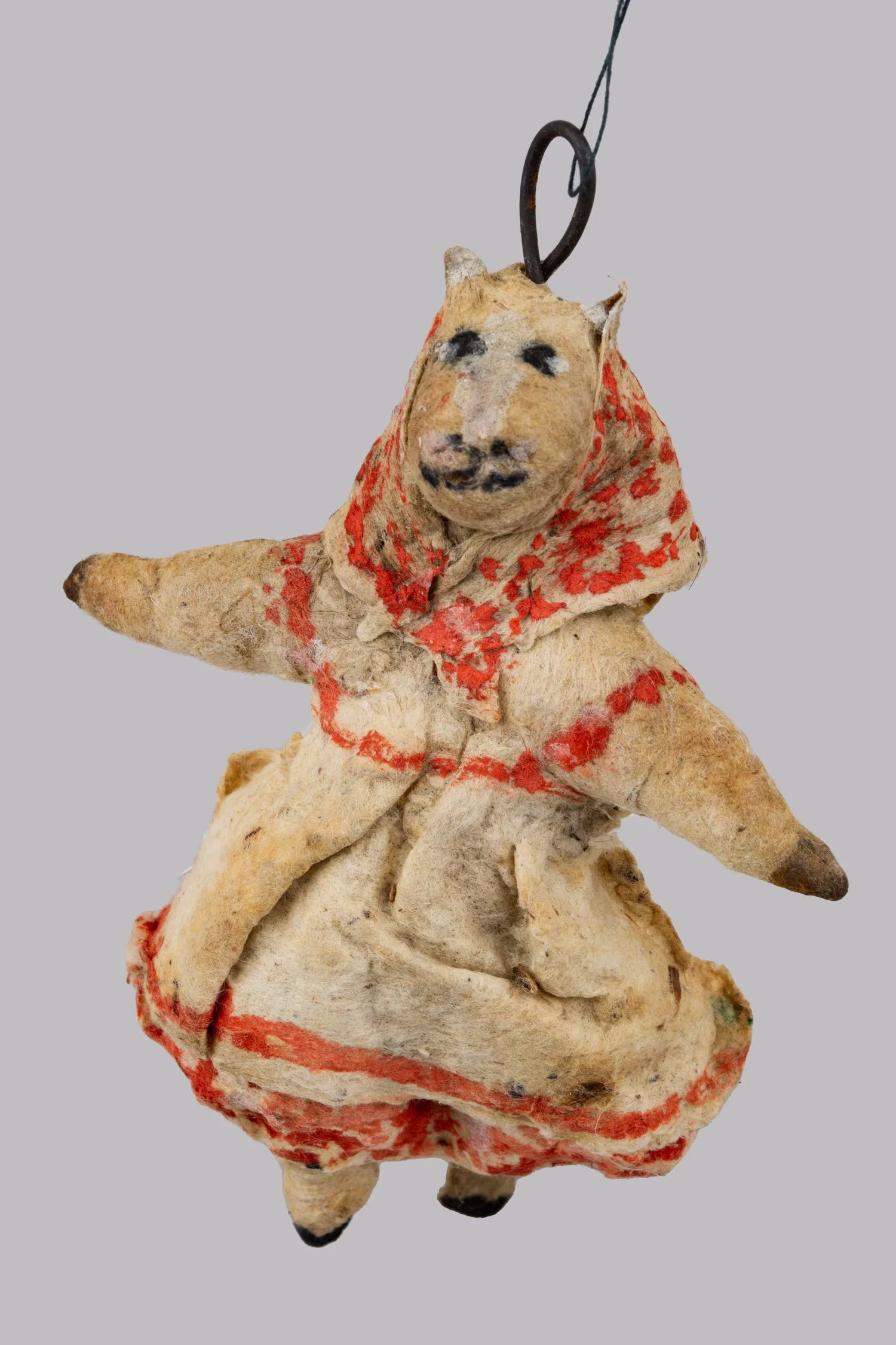 Елочная игрушка «Буренка в сарафане и платке». СССР, 1930-50-е годы.