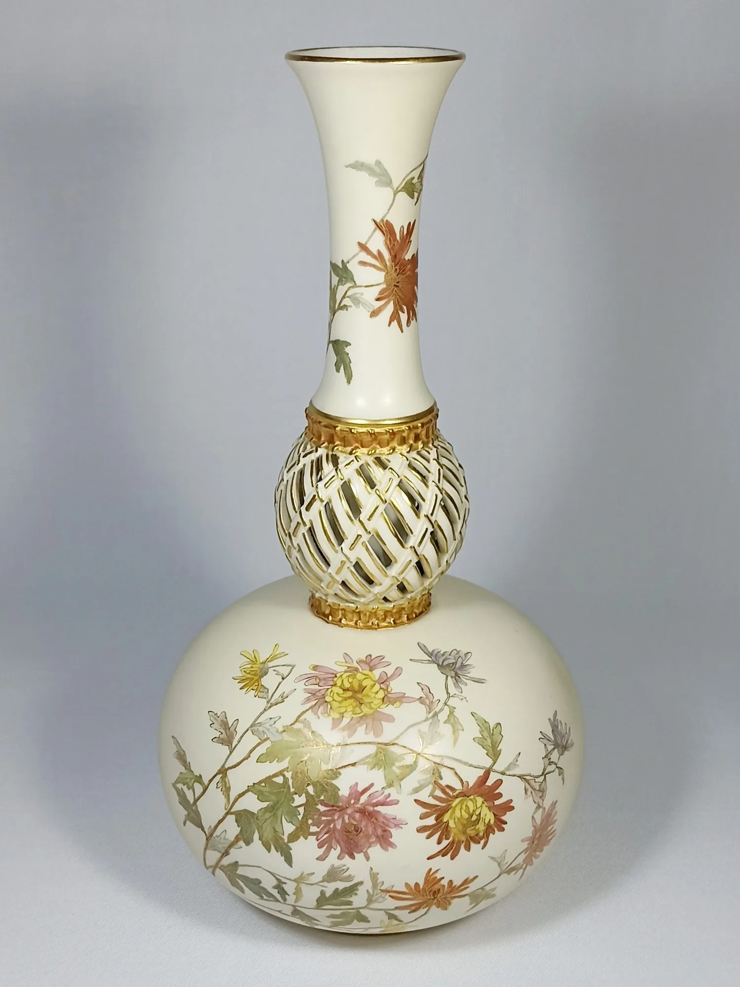 (Royal Worcester) Ваза с изображением цветов, из серии «Blush Ivory». Англия, завод Royal Worcester, 1889.