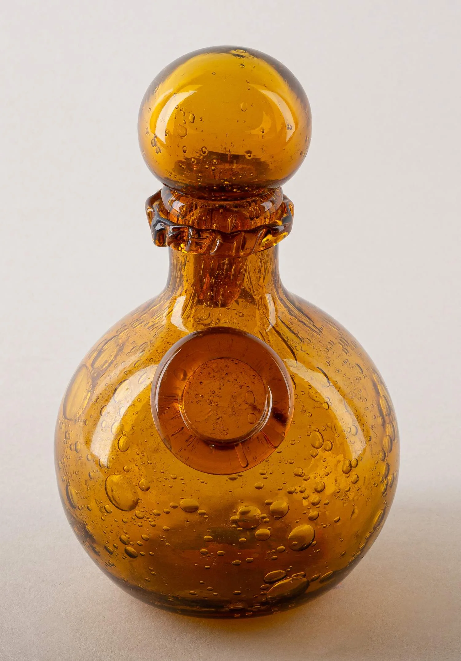 Флакон янтарного стекла. Франция, стекольный завод La Verrerie de Biot, 1960-70-е годы.