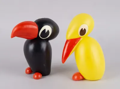 (Легендарные советские игрушки). Игрушки «Тукан» (большая птица) и «Пеликан» (большая птица, разновидность жёлтого цвета). СССР, Москва, Фабрика Целлулоидных Игрушек, по модели Абрама Моисеевича Скидальского, 1960-е годы.