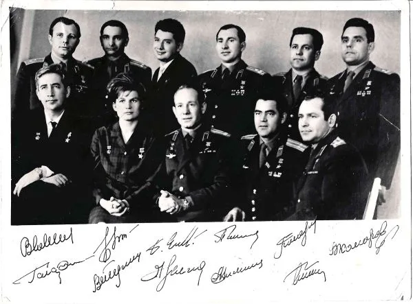Письма Ю.А. Гагарина и В.В. Терешковой директору автомагазина «Москвич» Н.С. Елисееву. Фотография первого отряда советских космонавтов с дарственной надписью Юрия Алексеевича Гагарина Николаю Сергеевичу Елисееву на обороте. 1960-е годы.