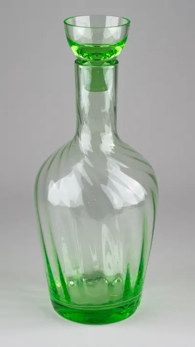 Винный графин с зеленым градиентом и пробкой-бокалом. СССР, 1950-60-е годы.