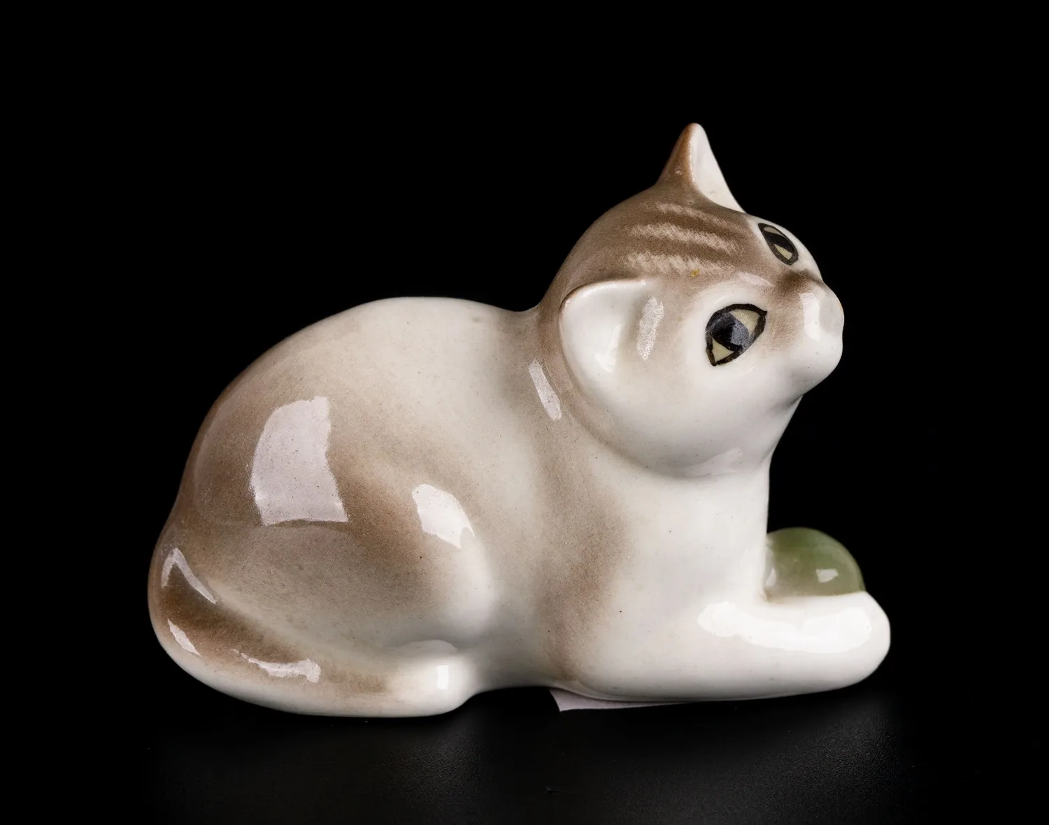 Скульптура «Котенок». СССР, Ленинградский фарфоровый завод (ЛФЗ), автор Э.И. Еропкина, 1990-е гг