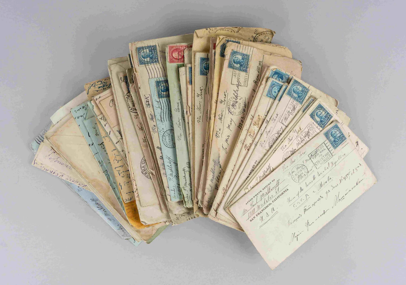 Архив переписки эмигранта Павла Маштакова. 58 конвертов (большинство писем сохранено) и 3 почтовые карточки, отправленные Маштаковым родным из США в СССР. 1925 - 1938 годы.