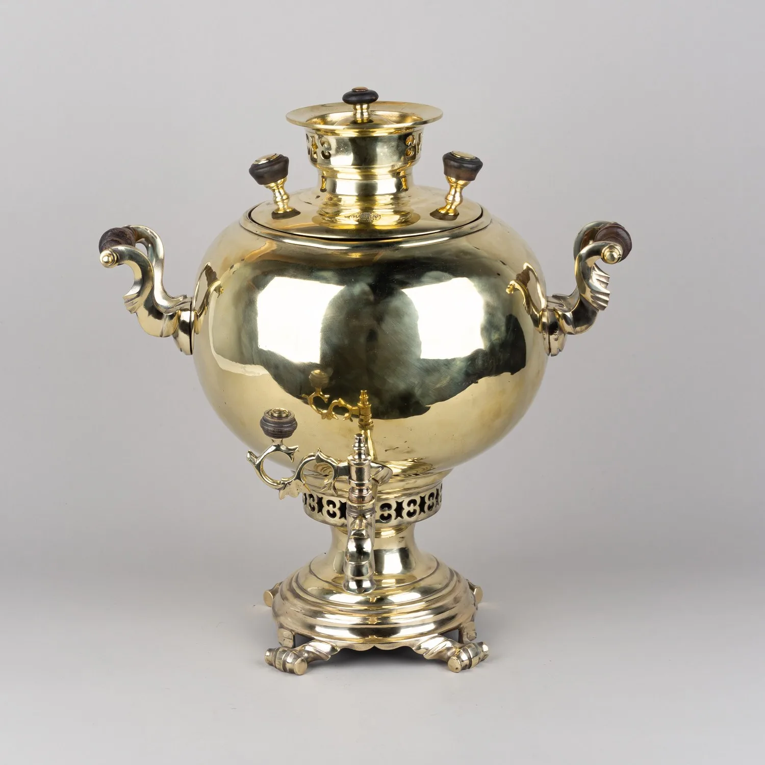 Самовар в форме шара с фигурными ножками. Россия, фабрика Н.А. Воронцова, конец XIX века.