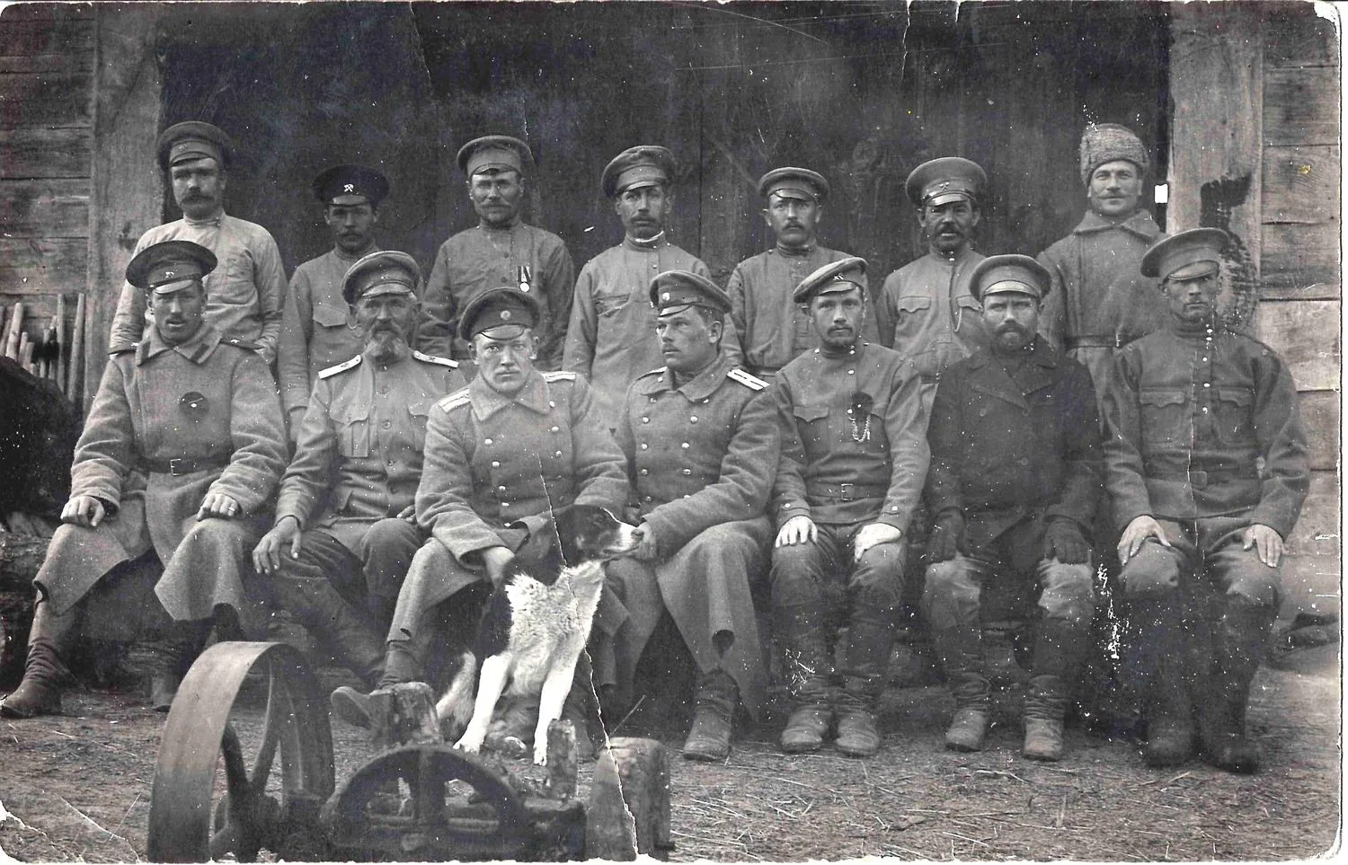 Фотография (формат открытки) «Солдаты и офицеры русской армии». 1917.