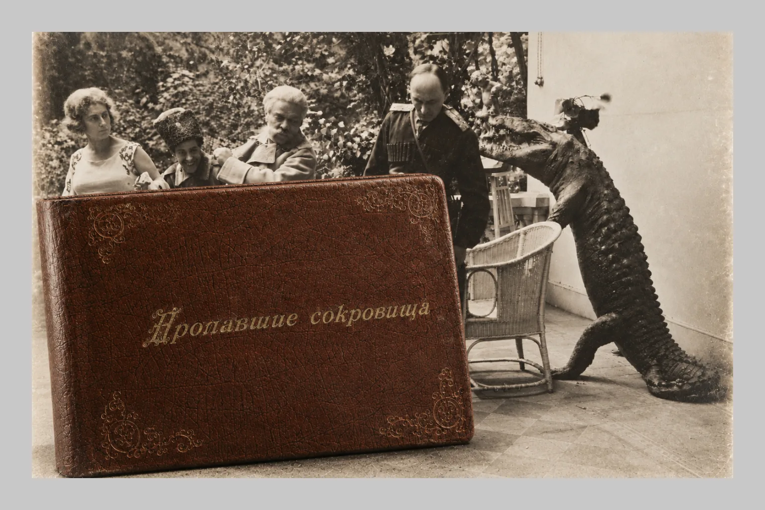 (С автографом) Альбом с раскадровкой к фильму «Пропавшие сокровища» с автографом режиссера А. Бек-Назарова.
СССР, 1924.
